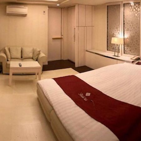 אוסקה Prime Hotel Fulula プライムホテル フルーラ (Adults Only) מראה חיצוני תמונה